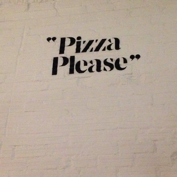 Foto diambil di &quot;Pizza Please&quot; oleh Kouki pada 10/28/2015