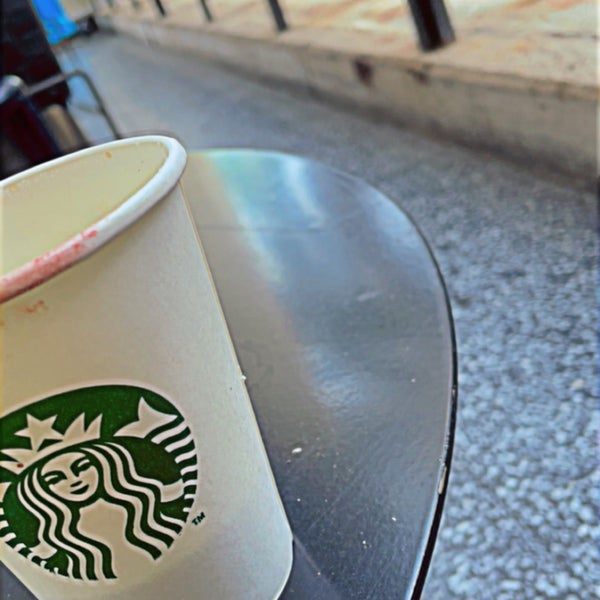 Foto tomada en Starbucks  por SH ♍. el 10/13/2023