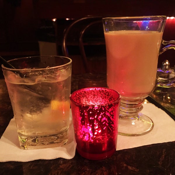 Foto tirada no(a) Dobson&#39;s Bar &amp; Restaurant por Lorraine E. em 11/29/2015
