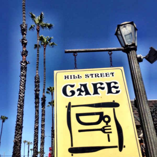 Foto tirada no(a) Hill Street Cafe &amp; Gallery por Lorraine E. em 4/18/2015