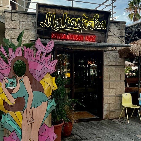 Foto diambil di Makamaka Beach Burger Café oleh Khaled pada 8/18/2022