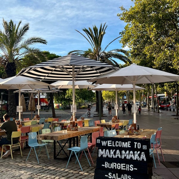 Foto diambil di Makamaka Beach Burger Café oleh Khaled pada 8/18/2022