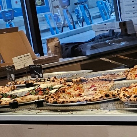 Foto diambil di Ignite Pizzeria oleh Betty R. pada 9/11/2023