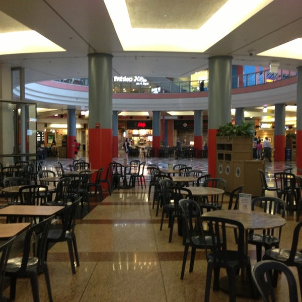 8/9/2013 tarihinde Lee H.ziyaretçi tarafından Atrium Food Court'de çekilen fotoğraf