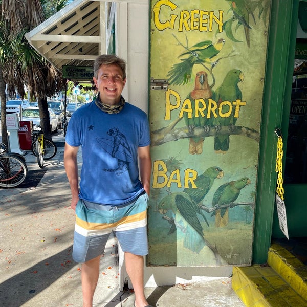 Foto diambil di The Green Parrot oleh Nick P. pada 7/10/2021