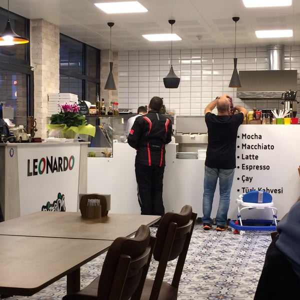 Photo taken at Leonardo İtalian Pizzeria by Kubilay O. on 11/27/2016