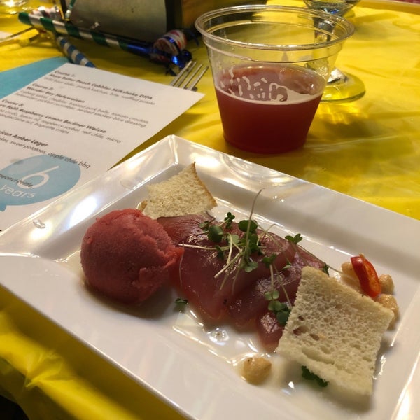 10/14/2019 tarihinde Colin K.ziyaretçi tarafından Greenhouse Craft Food'de çekilen fotoğraf