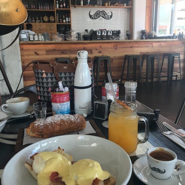 The best Eggs Benedict and Juice of Cape Town! 😋😋😋