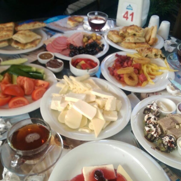 Das Foto wurde bei Tepe Tesisleri Cafe Restaurant Kır Düğün Salonu von Derya D. am 2/7/2015 aufgenommen