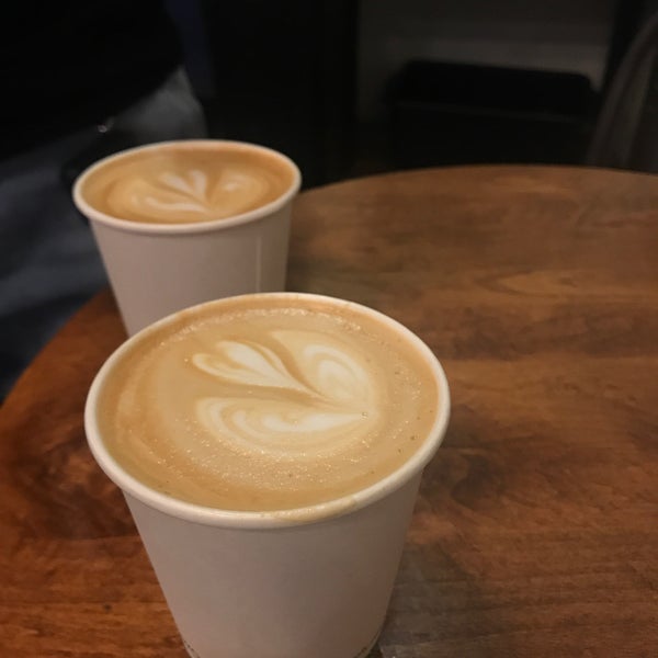 รูปภาพถ่ายที่ Menotti&#39;s Coffee Stop โดย Hassan เมื่อ 12/27/2019