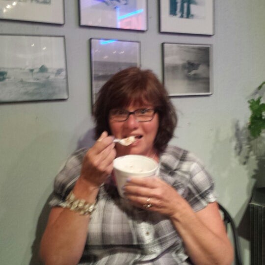 Photo taken at Surfin&#39; Spoon Frozen Yogurt Bar by Janet D. on 8/9/2014