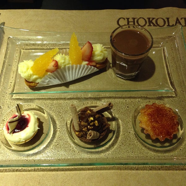 Photo taken at Chokolat Chocolateria by Matheus d. on 6/13/2015