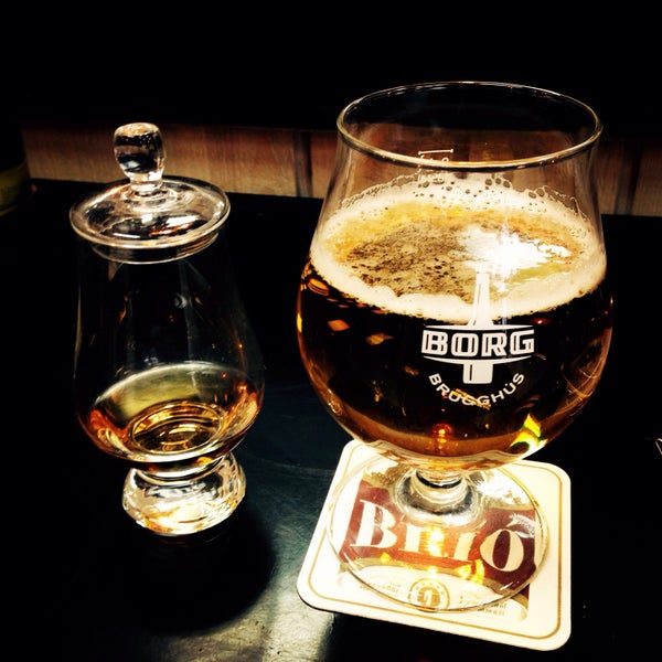 Das Foto wurde bei Quest - Hair, Beer &amp; Whisky Saloon von Gunnhildur G. am 9/25/2015 aufgenommen