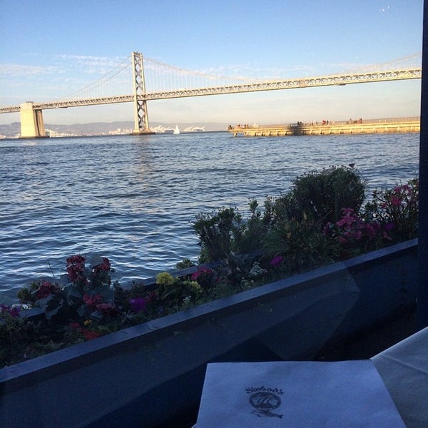 Foto tirada no(a) Sinbad&#39;s Pier2 Restaurant por Allison T. em 7/7/2014