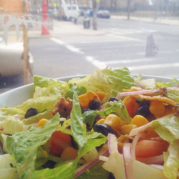 3/19/2014 tarihinde Naomi J.ziyaretçi tarafından GreenStreets Salads'de çekilen fotoğraf