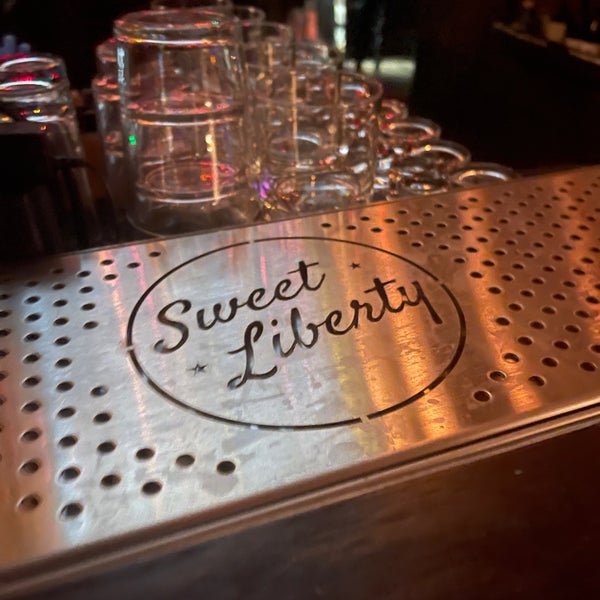 Foto diambil di Sweet Liberty Drink &amp; Supply Co. oleh Jay J. pada 11/5/2022
