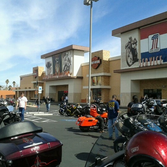 Das Foto wurde bei Red Rock Harley-Davidson von Sandy R. am 3/2/2013 aufgenommen