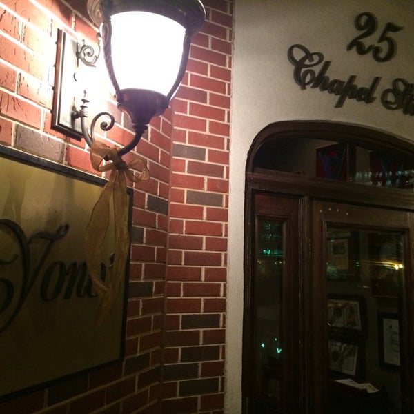 Foto scattata a Yono&#39;s Restaurant da Angelo S. il 2/4/2014