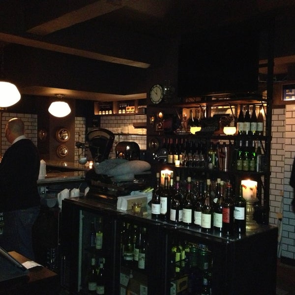 Foto tirada no(a) Vanguard Wine Bar por Scar3crow (. em 12/28/2012