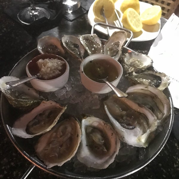 Das Foto wurde bei Devon Seafood Grill von X am 8/2/2018 aufgenommen