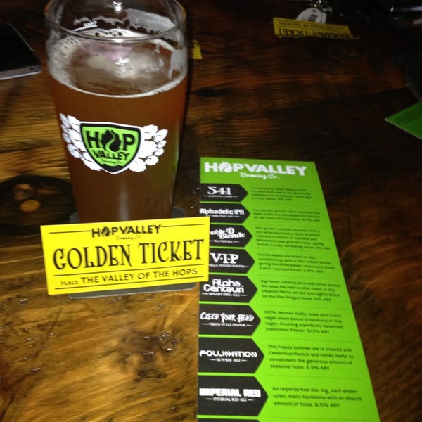 6/25/2013 tarihinde Xziyaretçi tarafından Hop Valley Brewing Co.'de çekilen fotoğraf