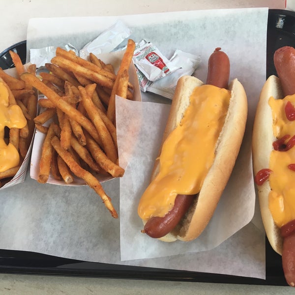 6/13/2016에 Alejandra C.님이 Pink&#39;s Hot Dogs에서 찍은 사진