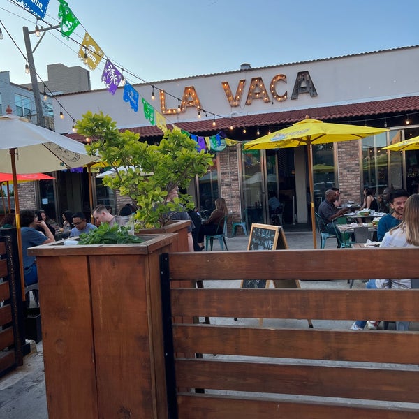 รูปภาพถ่ายที่ La Vaca Margarita Bar โดย J เมื่อ 6/8/2022