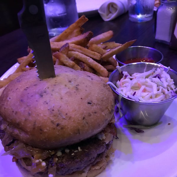 Foto tirada no(a) Bellwether Meeting House &amp; Eatery por J em 9/10/2019