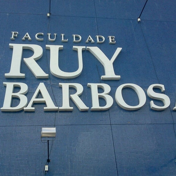 Foto tirada no(a) Faculdade Ruy Barbosa - Campus Paralela por Willy R. em 5/23/2013