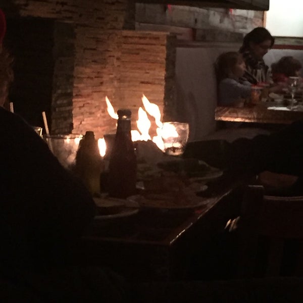 Das Foto wurde bei Fireside Restaurant &amp; Lounge von Aaron S. am 2/8/2016 aufgenommen