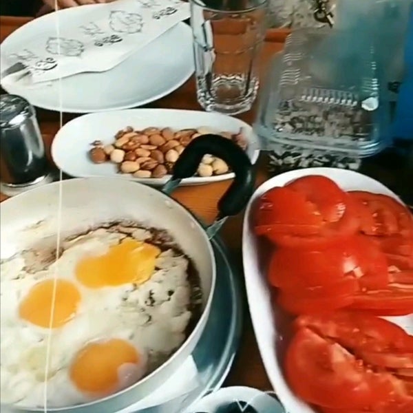 Das Foto wurde bei Yuvarlakçay Yeşil Vadi Restaurant von Tuğçe A. am 9/1/2021 aufgenommen