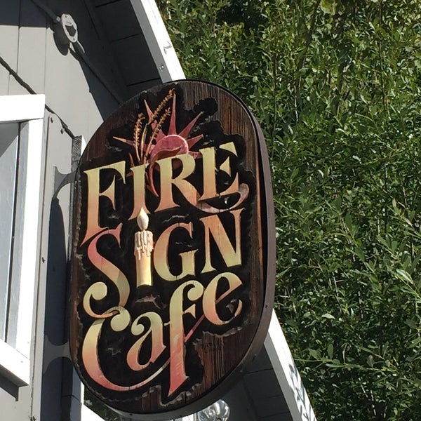 Foto scattata a Fire Sign Cafe da Eric L. il 7/29/2015