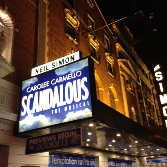 Foto tirada no(a) Scandalous on Broadway por Eric L. em 10/14/2012