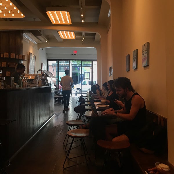 9/21/2017 tarihinde Dave C.ziyaretçi tarafından Whynot Coffee'de çekilen fotoğraf