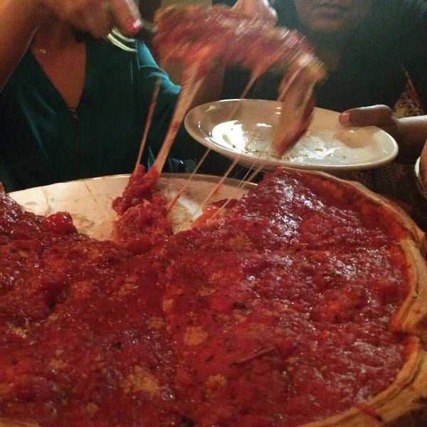 4/11/2015에 Elana L.님이 Patxi&#39;s Pizza에서 찍은 사진
