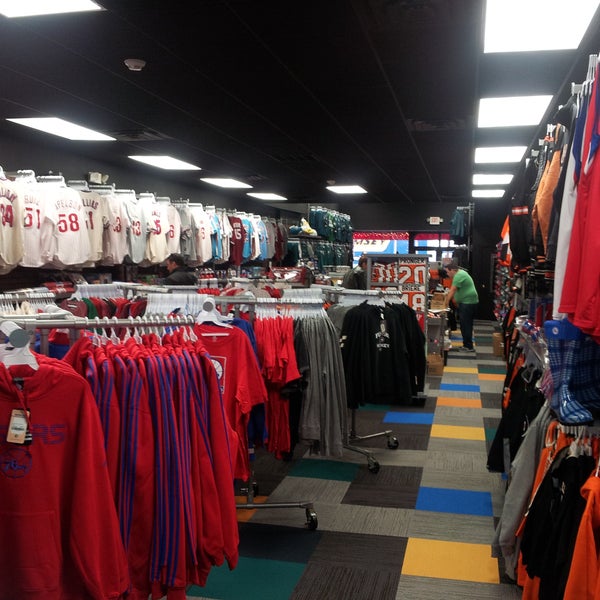 Foto diambil di Philly Team Store oleh Philly Team Store pada 4/10/2014