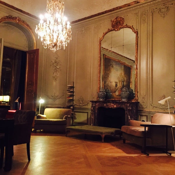 Photo taken at Schlosshotel Berlin by 🎀Leyla👑 E. on 3/29/2015