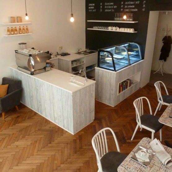 Podle našich kavárenských povalečů jedna z nejoblíbenějších kaváren nejen v Praze. Proč? Originální vzdušný interiér, kvalitně připravovaná výběrová káva a čerstvé dobroty. A co u nás říkají ostatní?