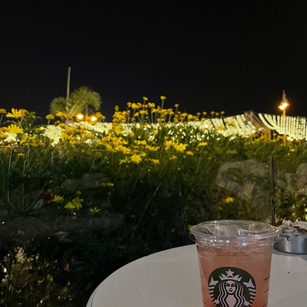 รูปภาพถ่ายที่ Starbucks โดย Amira เมื่อ 4/7/2022