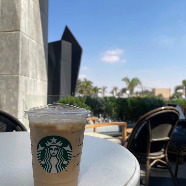รูปภาพถ่ายที่ Starbucks โดย Amira เมื่อ 10/5/2021