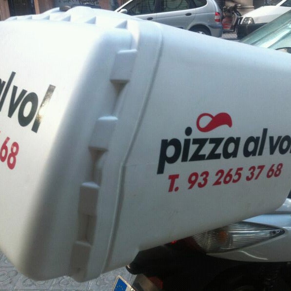 รูปภาพถ่ายที่ Pizza al Vol โดย Miriam T. เมื่อ 5/21/2013