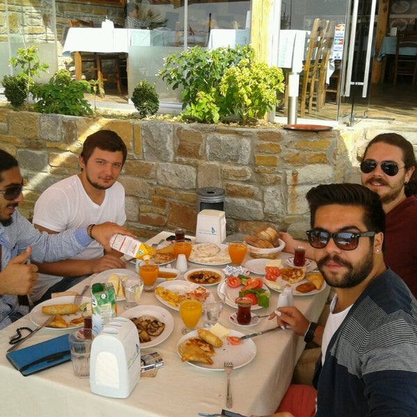 Foto tomada en Gökçeada Otel Et ve Balık Restaurant  por Uğur K. el 10/15/2013