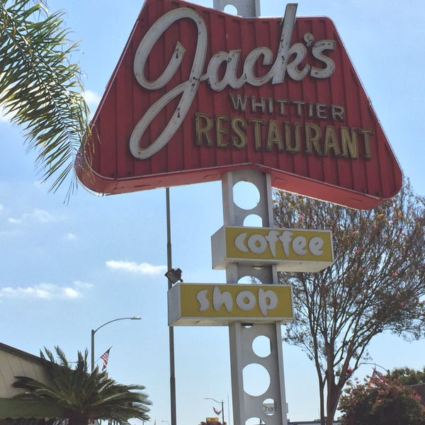 รูปภาพถ่ายที่ Jack&#39;s Whittier Restaurant โดย Dawn C. เมื่อ 9/4/2016