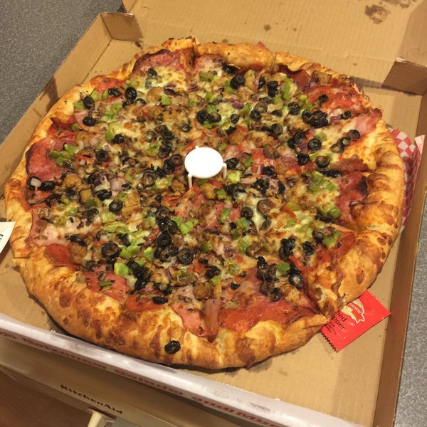 รูปภาพถ่ายที่ Rudy&#39;s Gourmet Pizza โดย T.j. J. เมื่อ 4/13/2015