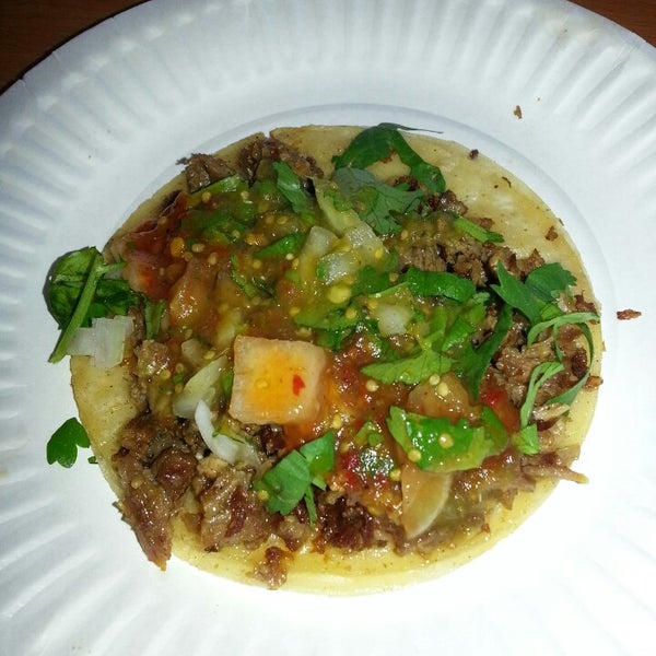 Foto tomada en Vic&#39;s Tacos  por Jonathan C. el 8/2/2013