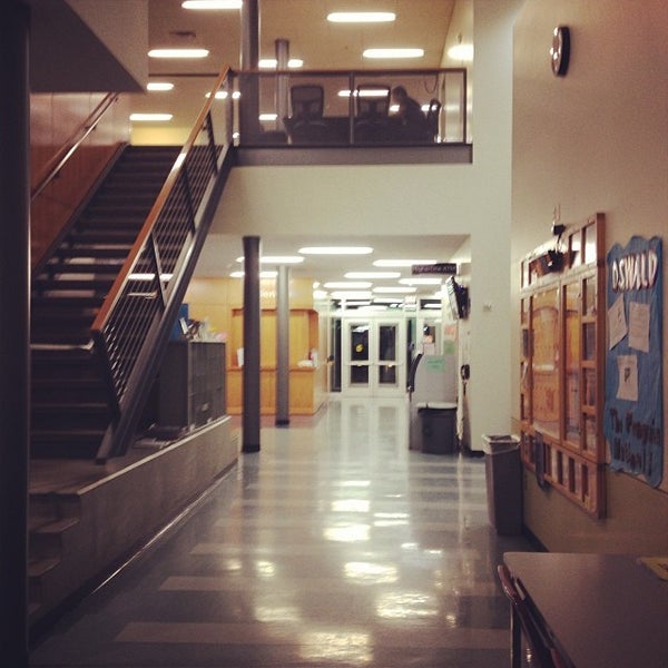 รูปภาพถ่ายที่ Clark College โดย Ronnie B. เมื่อ 11/23/2013