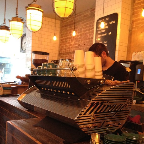 11/4/2013 tarihinde Natashaziyaretçi tarafından Kitsuné Espresso Bar Artisanal'de çekilen fotoğraf