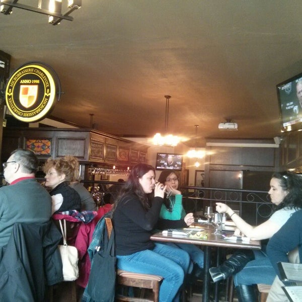 Photo taken at Saint-Pub - Microbrasserie Charlevoix by Alix D. on 4/18/2014