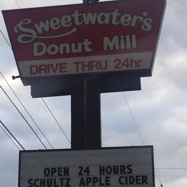 Снимок сделан в Sweetwater&#39;s Donut Mill пользователем Dian N. 10/26/2013