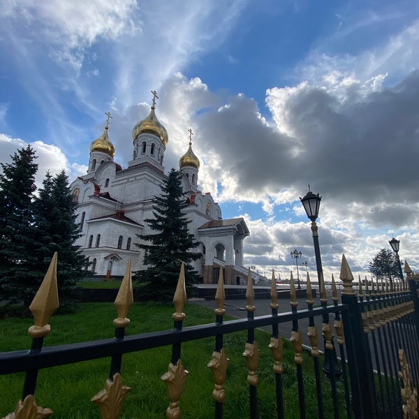 Михаило архангельском кафедральном соборе. Михаило-архангельский собор (пятигорск). михаило-архангельский кафедральный собор ижевск. ижевск кафедральный собор михаило-архангельский ночью. пятигорский михаило-архангельский собор фотографии.